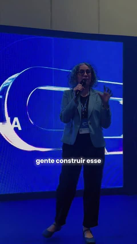 Inez Lemos Lopes no palco do evento Conta Azul